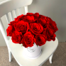 cutii trandafiri rosii livrare
